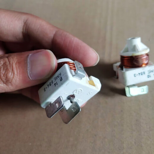 Zhuo Muwei is suitable for displaying freezer refrigerator compressor heavy hammer starter capacitor KME684-3/8 accessories KME684-3 starter + protector + 80uf capacitor [circle