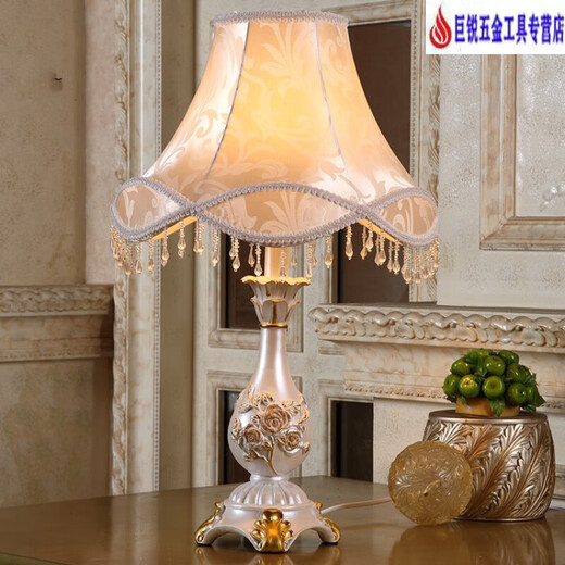 XMSJ Schlafzimmer Schreibtisch Lampe Nacht Lampe Europäischer Stil Pastoral Retro Klassische amerikanische Weiße Wohnzimmerstudie Bester Hochzeitsfeier 9928a Clivia Golden Lampenschild Schalter