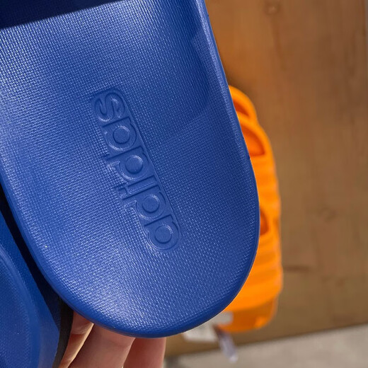 Zapatillas adidas zapatillas para hombres zapatos para mujeres verano nuevos zapatos de playa al aire libre sandalias ligeras de una sola línea GV9713 39