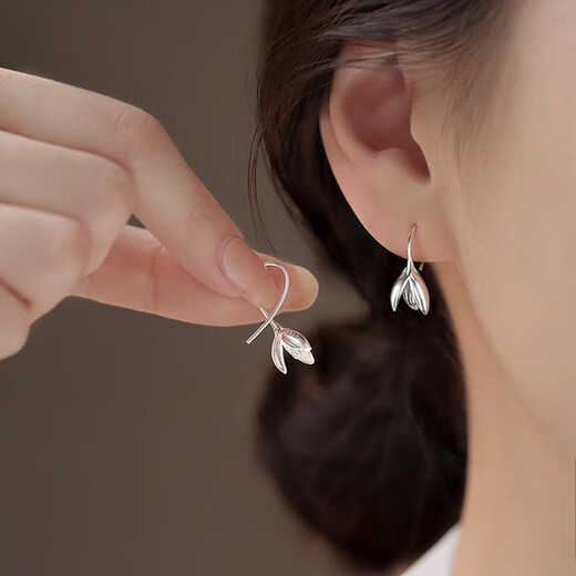 Qi Xiaomi 999 pure silver flower earrings for girls, pierced earrings 2025 new light luxury niche high-end ear jewelry 999 silver magnolia flower earrings price of two