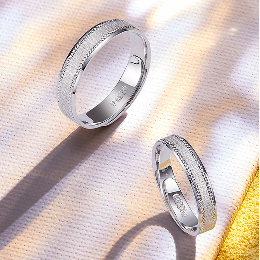 Pt.Charm's new product Pt950 platinum ring for a lifetime of love for couples. A pair of matte wedding rings for men and women. If the ring is not in stock, it can be customized. 3.5g is an example.