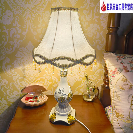 XMSJ Schlafzimmer Schreibtisch Lampe Nacht Lampe Europäischer Stil Pastoral Retro Klassische amerikanische Weiße Wohnzimmerstudie Bester Hochzeitsfeier 9928a Clivia Golden Lampenschild Schalter