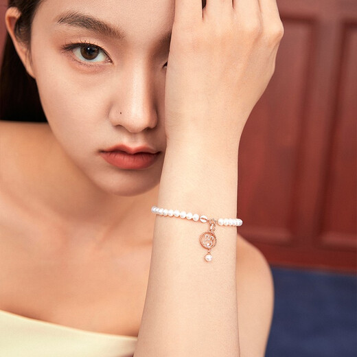 Saturday Fortune 18K gold diamond pendant for women sweet and cute rabbit pendant zodiac prosperous rabbit year series temperament rabbit T pendant (chain not included)