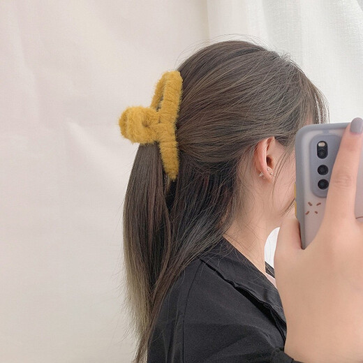 Juvia Xingdailu plush hair clip new female cute hair clip shark clip back of the head hair scratching accessories JYFJ048 white