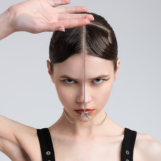 VIGG word necklace women's high-end design niche letters 2024 new light luxury high-end clavicle chain D word necklace