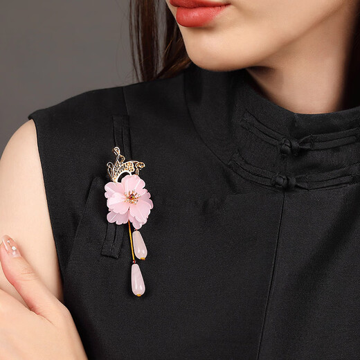 Ancient sayings, modern style brooch, pink corsage, Chinese style cheongsam pendant pin, women's sweater accessories, flowers, high-end luxury retro temperament