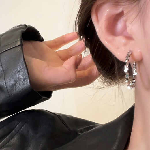 Imitation broken silver hoop earrings for women 2024 new hot style ear buckles light luxury high-end exaggerated earrings square round face earrings silver irregular earrings one pair