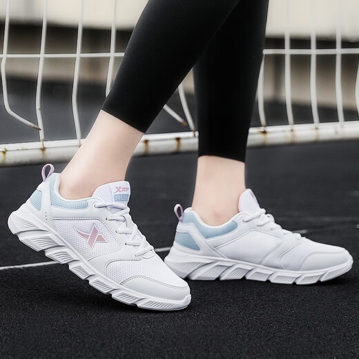 XTEP (XTEP) women's shoes and sneakers for women in summer season fashionable lightweight soft sole shock-absorbing rebound leather mesh casual running shoes 7001 white lan [mesh] 39