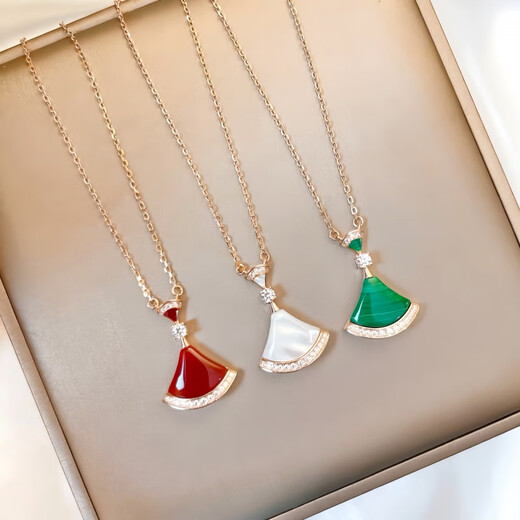 Fat Donglai's same style 18k gold mother-of-pearl pendant small skirt necklace women's fan-shaped white rose fan clavicle chain 202 long skirt white mother-of-pearl