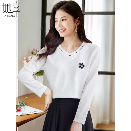 She enjoys long-sleeved T-shirt women's V-neck waffle style versatile flower embroidered white bottoming shirt top T141T2847