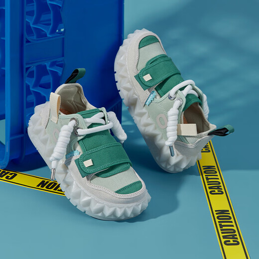 Zapatos de hombre feas y lindos de oetzi en verano, zapatos de lona de bloqueo de color versátiles pareja gelatina de dedo grande de la cabeza de moda