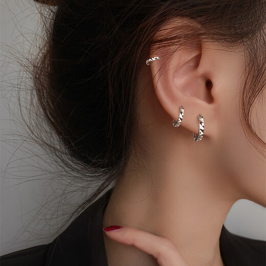 Guanpu Pavilion Fat Donglai's same style pt950 platinum earrings for women PT950 car flower temperament autumn and winter versatile fashion sense light luxury ear care pair of car flower earrings (inner diameter about 8mm)