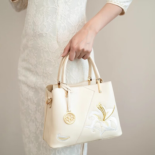 
CHARIE / KLSEH Women's Day Mother's Bag Women's Bag Gift Mother's Bag Birthday Gift 40 Years 50 Practical Middle Age 675 Lily Blanch [Exquisite Gift Box]