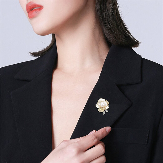 Qlady camellia brooch high-end women's pearl corsage anti-exposure pin scarf buckle birthday gift for mom's birthday