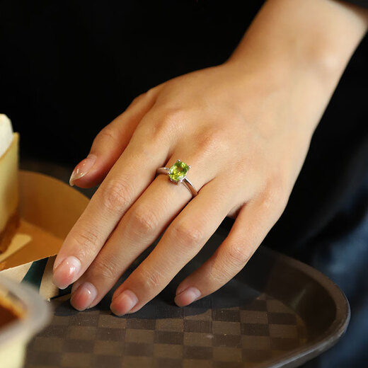 GEM STONE KING 1.8 carat green peridot ring, single inlaid with 925 silver colored gemstones for women, a Valentine's Day gift for your girlfriend, US No. 5