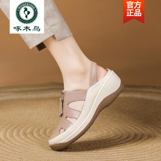 啄木鸟2025夏季新款包头凉鞋女不累脚软底妈妈皮鞋真皮坡跟女鞋透气鞋子 688丨米拼杏色 38