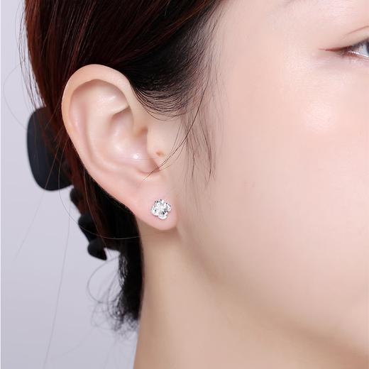 Yuan Shengfu's new PT950 fashionable four-leaf clover platinum earrings, genuine shiny versatile platinum earrings, 1.75g