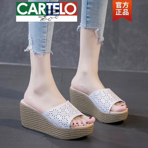 卡帝乐鳄鱼（CARTELO）高档凉拖女夏2025新款镂空坡跟一字拖真皮松糕底外穿厚底高跟拖鞋 A6210白色 40