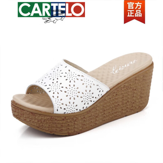 卡帝乐鳄鱼（CARTELO）高档凉拖女夏2025新款镂空坡跟一字拖真皮松糕底外穿厚底高跟拖鞋 A6210白色 40