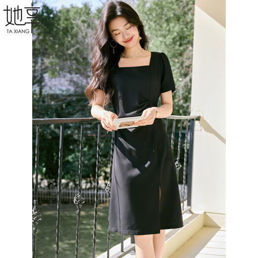 She enjoys a short-sleeved dress with a woman's neck temperament and a versatile little black dress in summer high-waisted slim dress T52Q010
