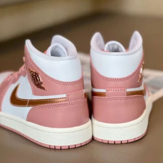 耐克（Nike）篮球鞋AJ1女鞋2025年夏季新款Air Jordan 1 Mid 休闲复古高帮板鞋 FB9892-670 粉金 36.5