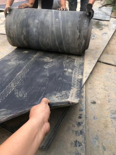 Old nylon conveyor belt cattle and sheep trough rubber plate paving car bottom wear-resistant rubber mat workshop floor flat steel wire about 95 cm (810 thick) price per meter