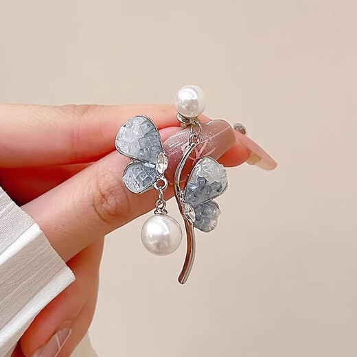 MU Qian 925 Silberohrringe Imitation Perlenohrringe Temperament High-End Ohrringe 2025 Neue Ohrknopf Frauenohrringe Nischendesign Schmetterlings Perle