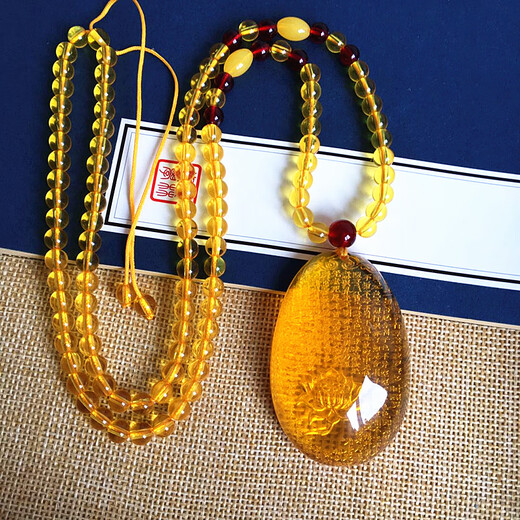 Core fragrant amber with scriptures carved inside, beeswax Heart Sutra, gold amber with Guanyin carved blue amber water drop pendant, egg-faced Buddha Wushi brand for men and women, gold amber with heart sutra carved with lotus + bead chain, default