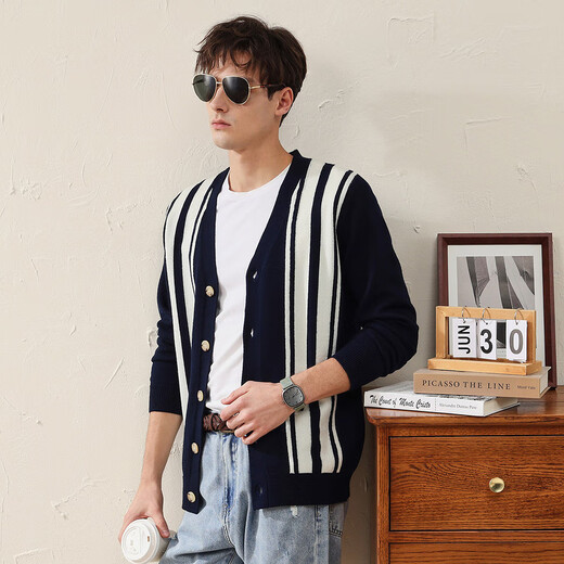 Komon Boca 2024 Herbst- und Winter neuer trendiger vertikaler Woll-Strickjacke für Männer V-Ausschnitt dickes Strick-Top mit blauem Top xl