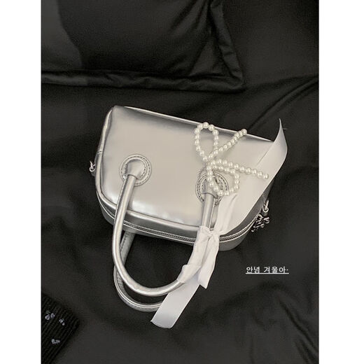 Shantoulin Village Bowling Frauentasche Silber Handtasche Frauen modische Muscheltasche vielseitige Crossbody -Tasche kleiner Quadratbeutel Beige Belt Anhänger
