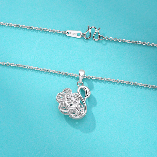 Yuanshengfu's new PT950 exquisite shiny and elegant swan platinum pendant, fashionable and versatile platinum necklace pendant 2.45g