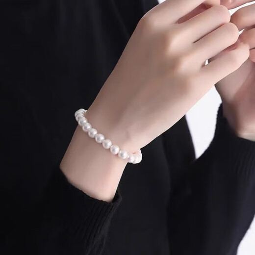 Zhuji freshwater near-round pearl bracelet is a classic and versatile bracelet, a holiday gift for mom, mother-in-law and girlfriend. 7-8mm natural near-round pearl bracelet (18cm elastic cord)