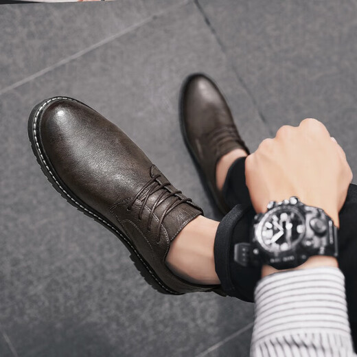 Nuevos productos para zapatos para hombres zapatos de cuero casual Versión coreana para hombres zapatos formales para hombres Versátiles zapatos de suela plana 9920 caqui 40