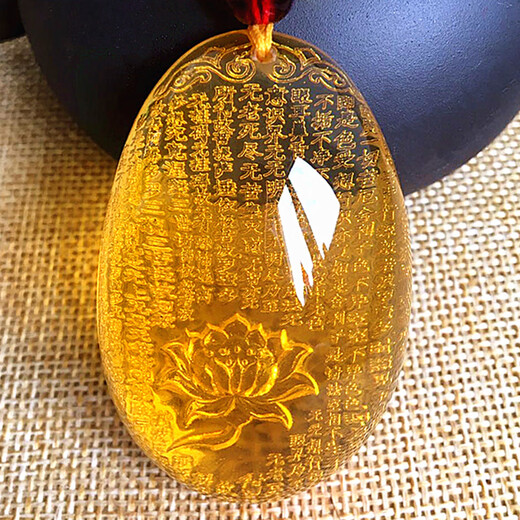 Core fragrant amber with scriptures carved inside, beeswax Heart Sutra, gold amber with Guanyin carved blue amber water drop pendant, egg-faced Buddha Wushi brand for men and women, gold amber with heart sutra carved with lotus + bead chain, default