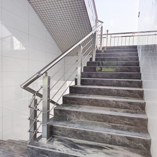 GZ Guo Zheng304 Balcón de acero inoxidable Columna de barandilla Camingura de la escalera de pasamanos interiores Buardería autoinstalada Tubo cuadrado de barandilla 304 Superficie cepillada de acero inoxidable 1050 Alto