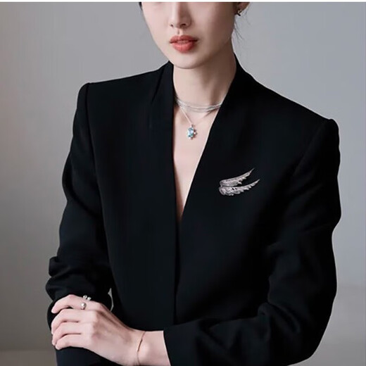 Lingmeng Angel Wings Exquisite and Elegant Feather Brooch, Temperament and Versatile Matching Accessories, Suit Coat Brooch, Silver Flying Wings, 1 Piece (Including Small Gift Box)