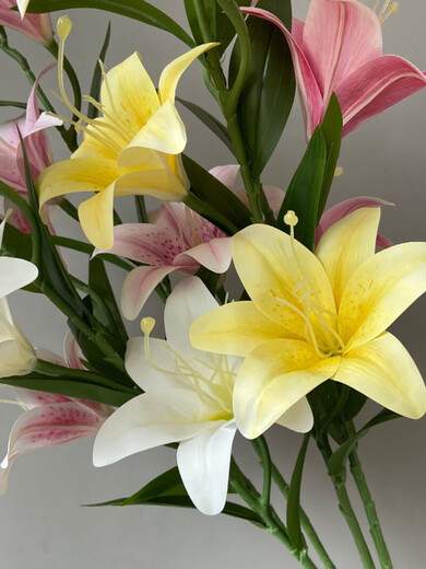 Runlei artificial flower lily artificial flower living room plastic bouquet floor decoration silk flower wedding flower arrangement interior decoration decoration glue-touch large lily-rose red