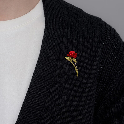 This rose brooch for men is a high-end corsage for a suit, a fashionable accessory badge, a practical groomsman lapel pin for men, and a red rose brooch for men.