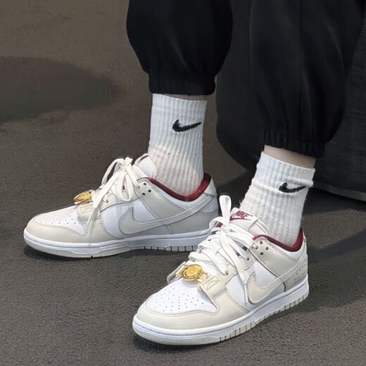 耐克（NIKE）女鞋2025夏季Dunk Low低帮复古板鞋运动鞋休闲鞋DH9765 DV1160-100米白红金属扣 36.5