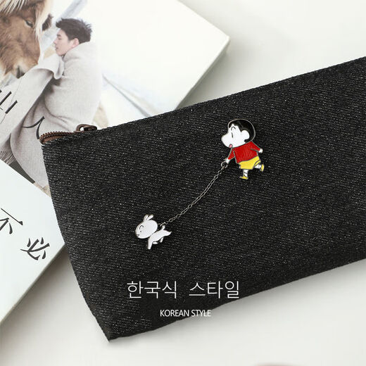 Crayon Shin-chan brooch, Shin-chan holding Xiao Bai, Japanese style ins cute cartoon badge, student school bag, pen bag accessories, Shin-chan holding Xiao Bai