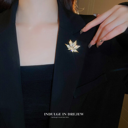 QUAMER gold store maple leaf sweater brooch design niche 2024 new high-end brooch female style light temperament electroplating-gold