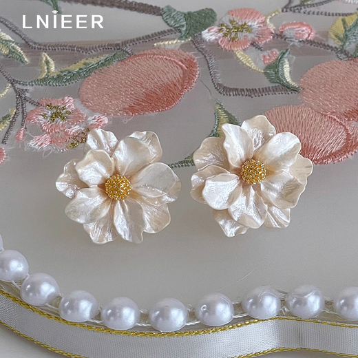 LnieerS925 silver needle camellia earrings for women 2025 new style versatile light luxury niche high-end earrings autumn and winter earrings camellia earrings S925 silver needle