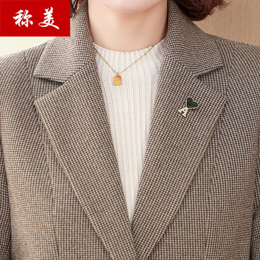 Es wird eine Mutter mittleren Alters, die Frühlings- und Herbst-Kurzanzugjacke für 50-60 Jahre alte und ältere Frauen-Slim Top 6626 Plaid XL trägt, für 105 Jin geeignet [Jin ist 0,5 kg] geeignet.