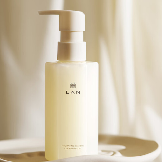 LAN waxy cleansing oil is gentle and deep cleansing for eyes and lips. Removable cleansing oil emulsifies in seconds and can be used for sensitive skin. 300ml