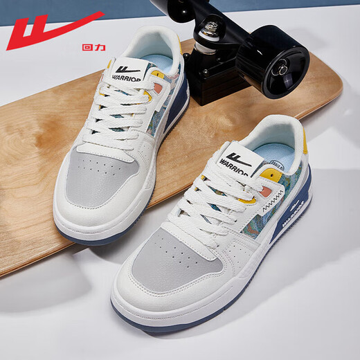 Tire hacia atrás los zapatos de los hombres zapatillas de deporte bajas de otoño e invierno zapatos casuales moda masculina versátiles zapatos deportivos para estudiantes para hombres blanco azul claro 2603 39