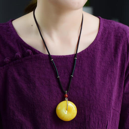 Feiyu Russian material white flower beeswax safety buckle pendant amber game allowance full honey bead cake buckle sweater chain jewelry diameter about 45mm