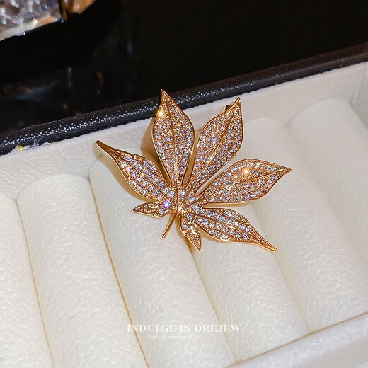 QUAMER gold store maple leaf sweater brooch design niche 2024 new high-end brooch female style light temperament electroplating-gold