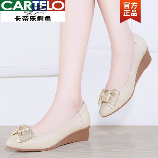 卡帝乐鳄鱼（CARTELO）品牌断码真皮坡跟单鞋女2025夏秋季蝴蝶结软底中跟妈妈小皮鞋 黑色 37 标准码