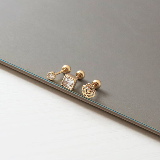 Golden fork Korean pure 14K gold stud earrings for women mini lace round square hollow flower k gold screw ear bone stud for women lace round diamond 14k gold single price