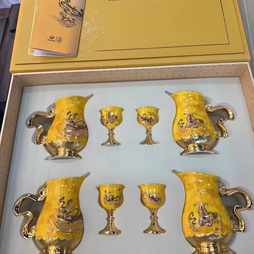 Scattered flower flying wine set in a gift box with 4 pots and 4 cups. High-end wine dispenser and wine cup. Huan porcelain wine set. Personal use collection gift. Moutai loose flower flying wine set with 4 pots and 4 cups in a gift box.